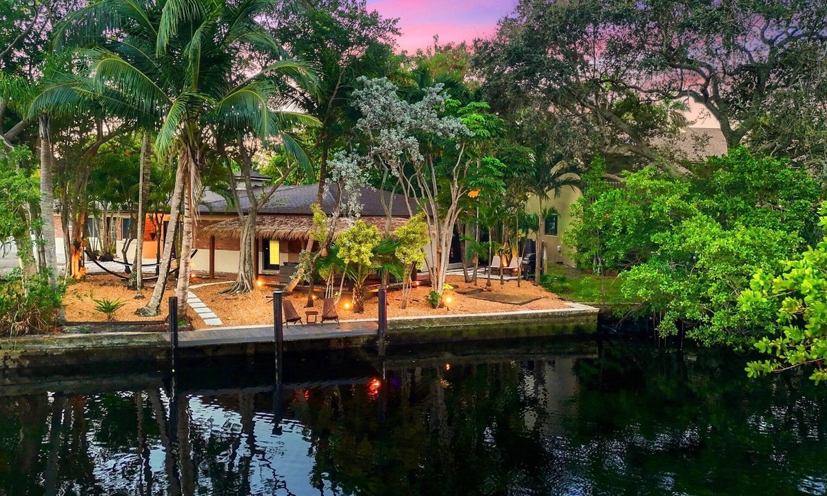 South Middle River House | Luxury Waterfront 2BR in Wilton Manors Jungle-Luxe Retreat TABŪ