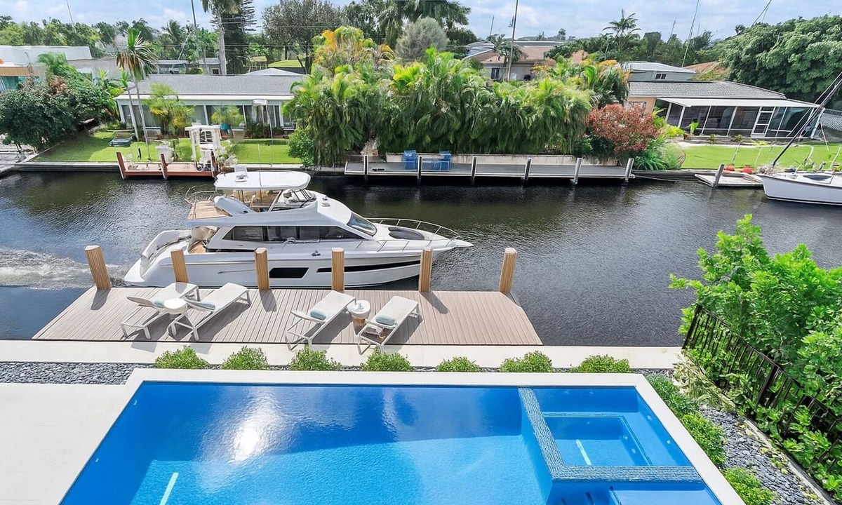 Citrus Isles Villa | Luxury Waterfront Stay Two Story Villa near Las Olas and Beach