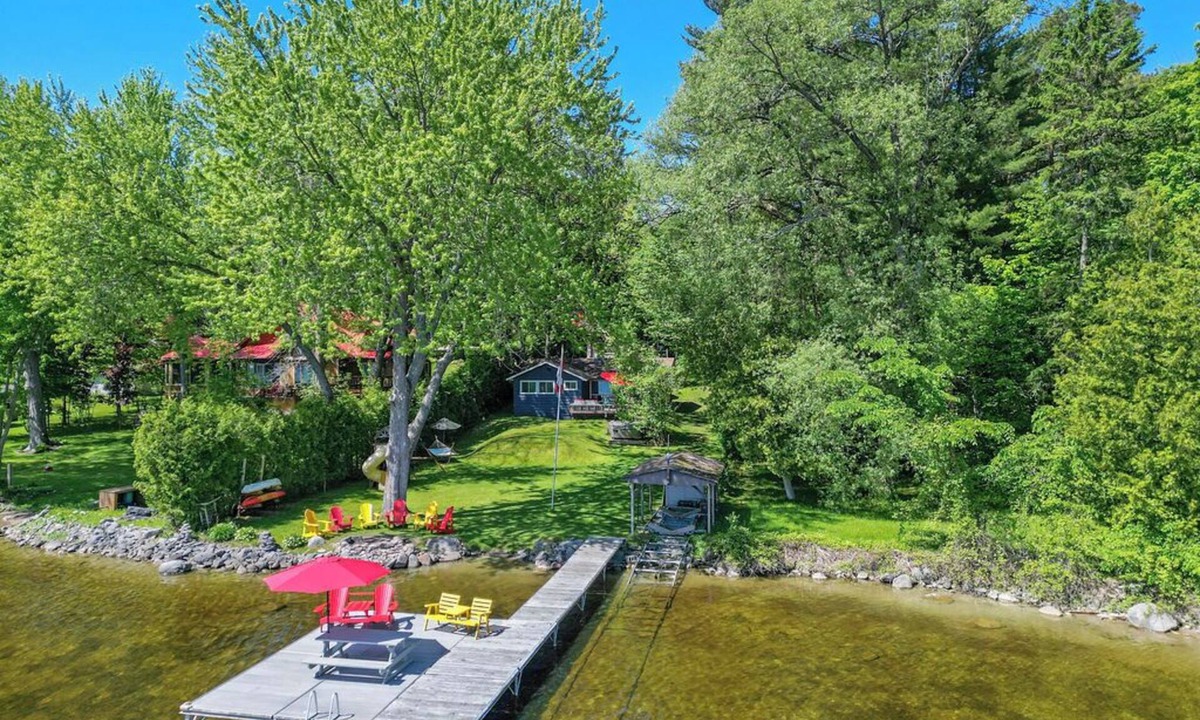 Bobcaygeon Cottage | Luxury Waterfront Cottage on Pigeon Lake: Sandy Beach, Hot Tub, 5m to Bobcaygeon
