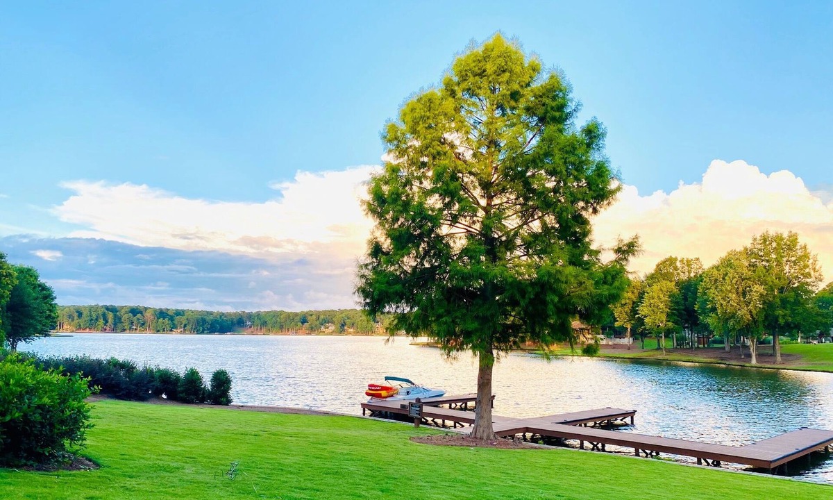 Eatonton Villa | Luxury Waterfront 2 Bedroom/2Bath. Prime Location !