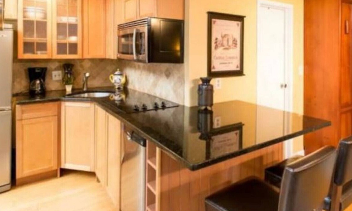 North End Apartment | Luxury Waterfront Apt (North End)