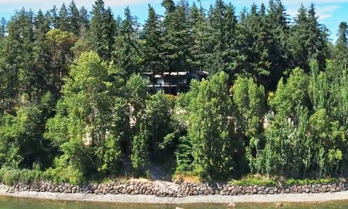 Poulsbo House | Luxury Waterfront Estate with Private Beach