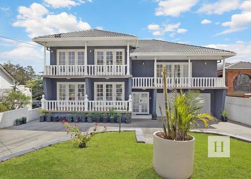 Toukley House | Luxury Waterfront Getaway