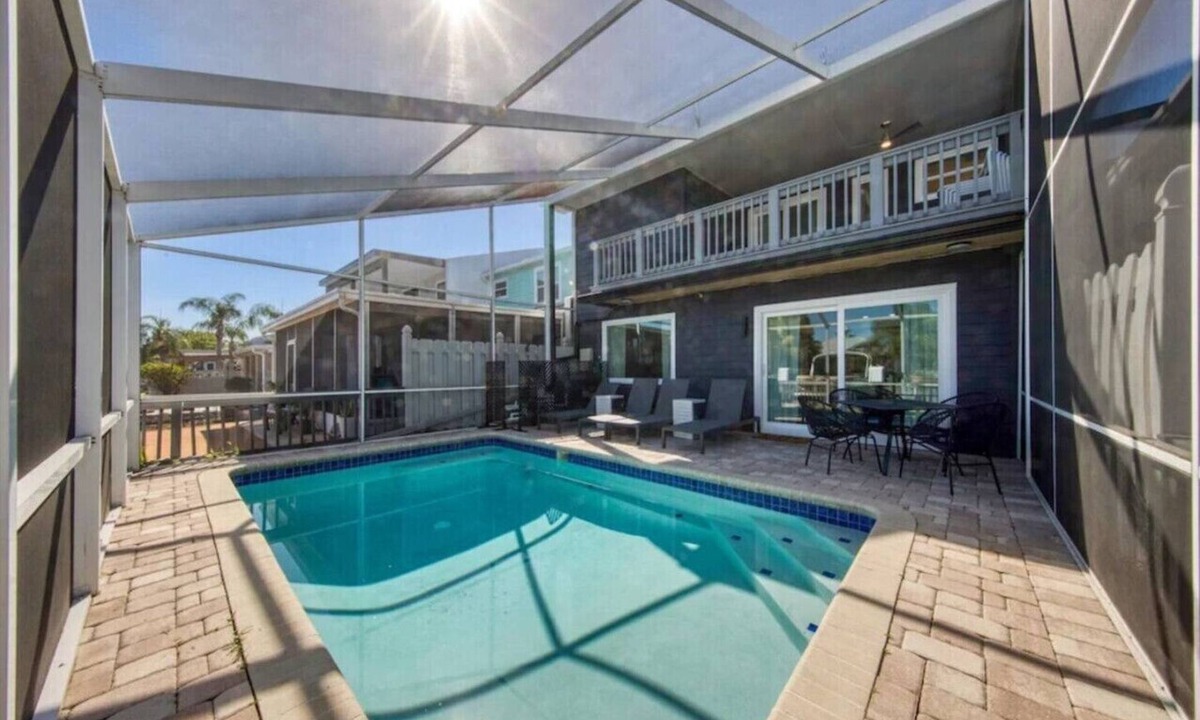Bay Crest Park Apartment | Luxury Waterfront Heated Pool & Dock Dander-Free