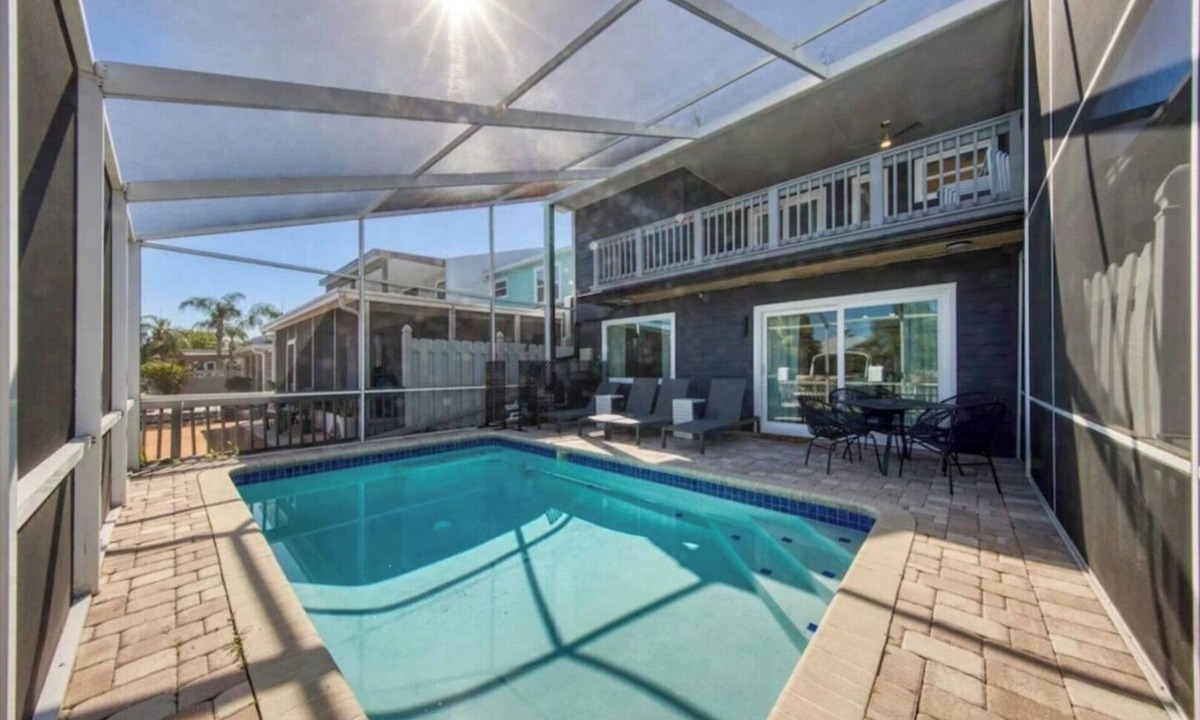 Bay Crest Park House | Luxury Waterfront Heated Pool and Dock Dander-Free