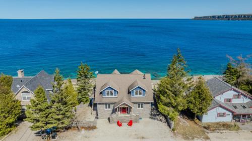Lion's Head House | Luxury Waterfront Oasis w Hot Tub