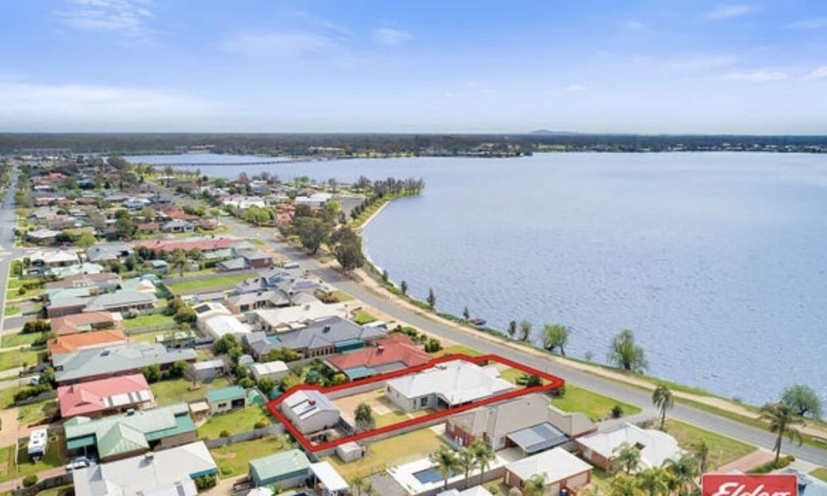 Yarrawonga House | Luxury Waterfront Pet Friendly Accomodation.