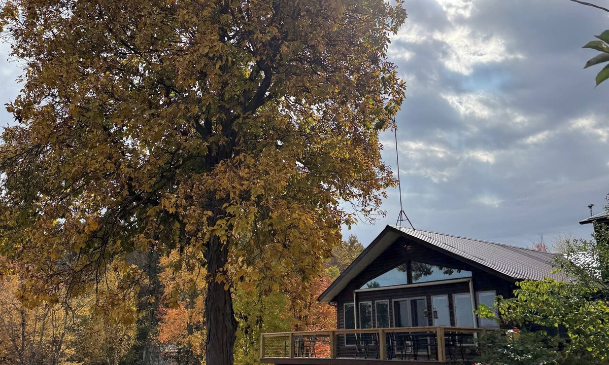 Hammond House | Luxury Waterfront Retreat on Black Lake