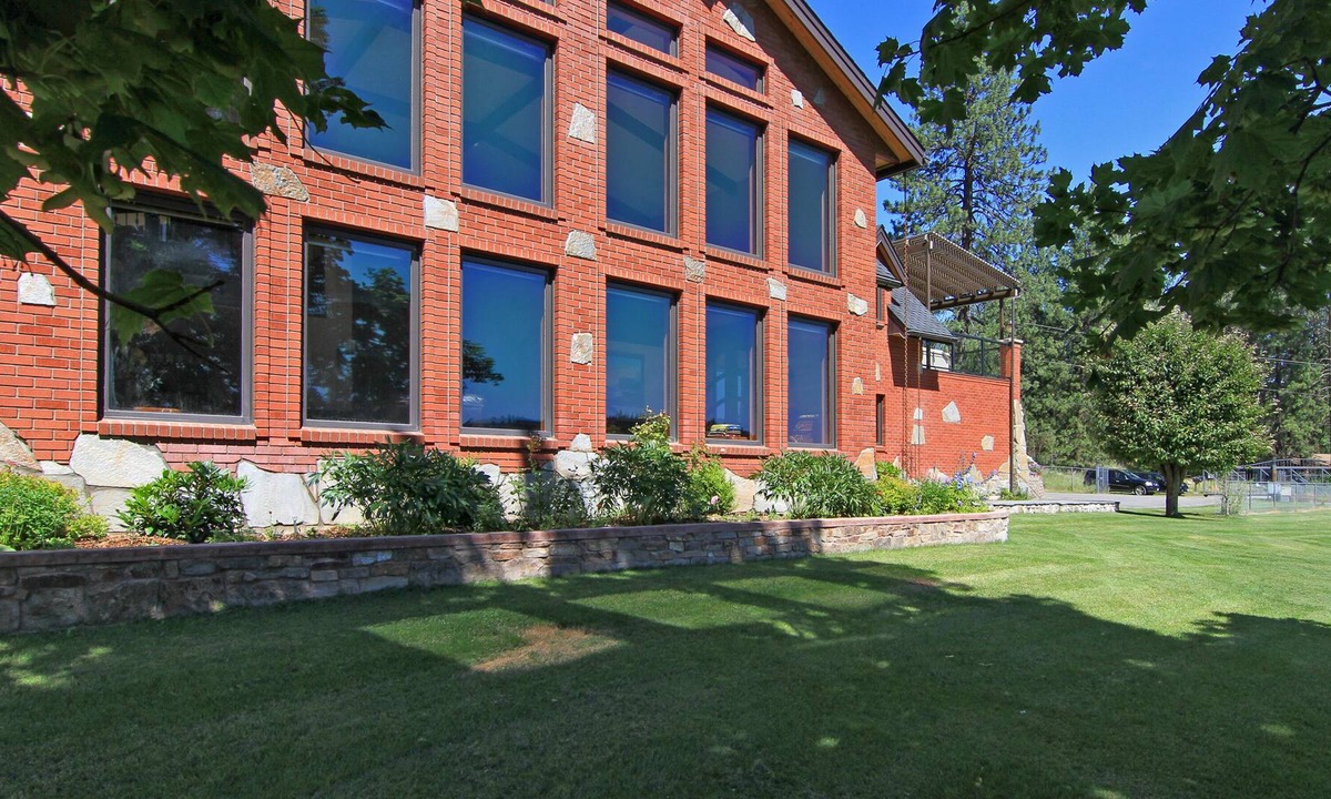 Medical Lake House | Luxury Waterfront Home