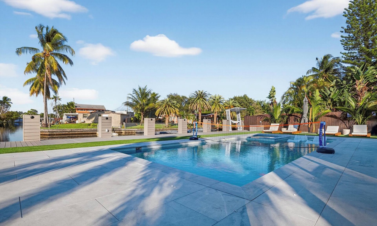 North Central Hollywood House | Luxury Waterfront Villa Heated Pool & Private Dock