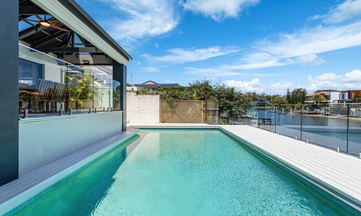 Sorrento House | Luxury Waterside Oasis
