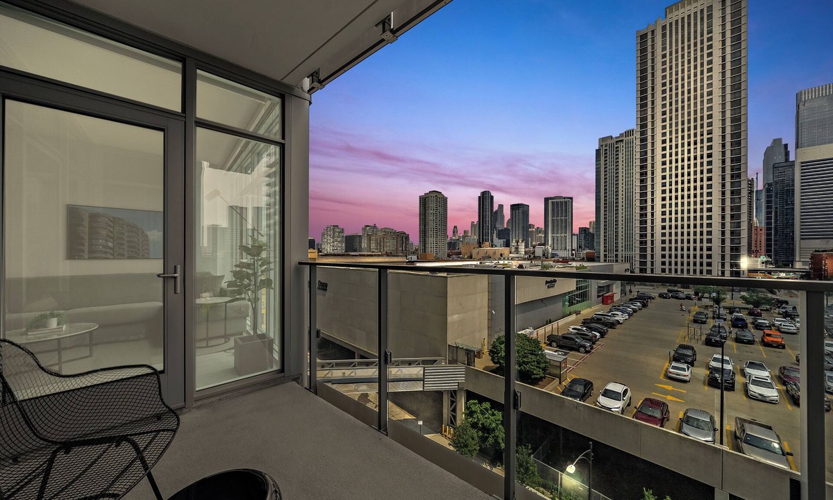 West Loop Hotel | Luxury West Loop Rentals: Modern Suites w/City Views & Resort Amenities
