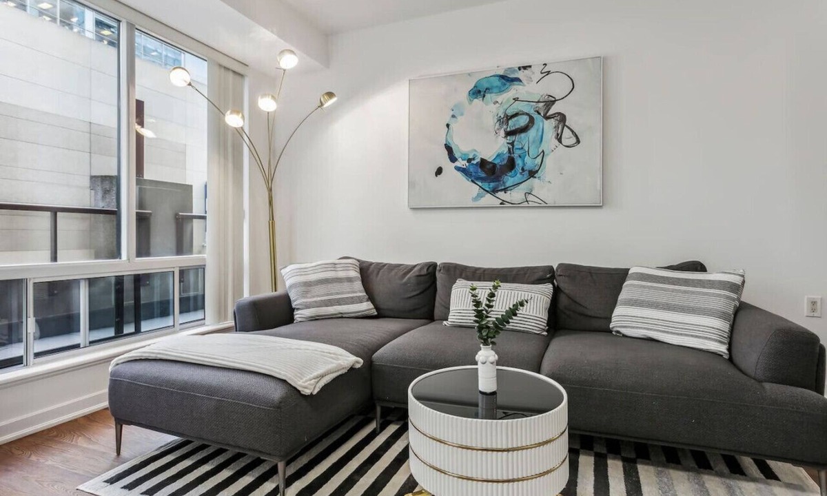 Bloor-Yorkville Apartment | Luxury Yorkville 2bed 2bath 5 guests Parking