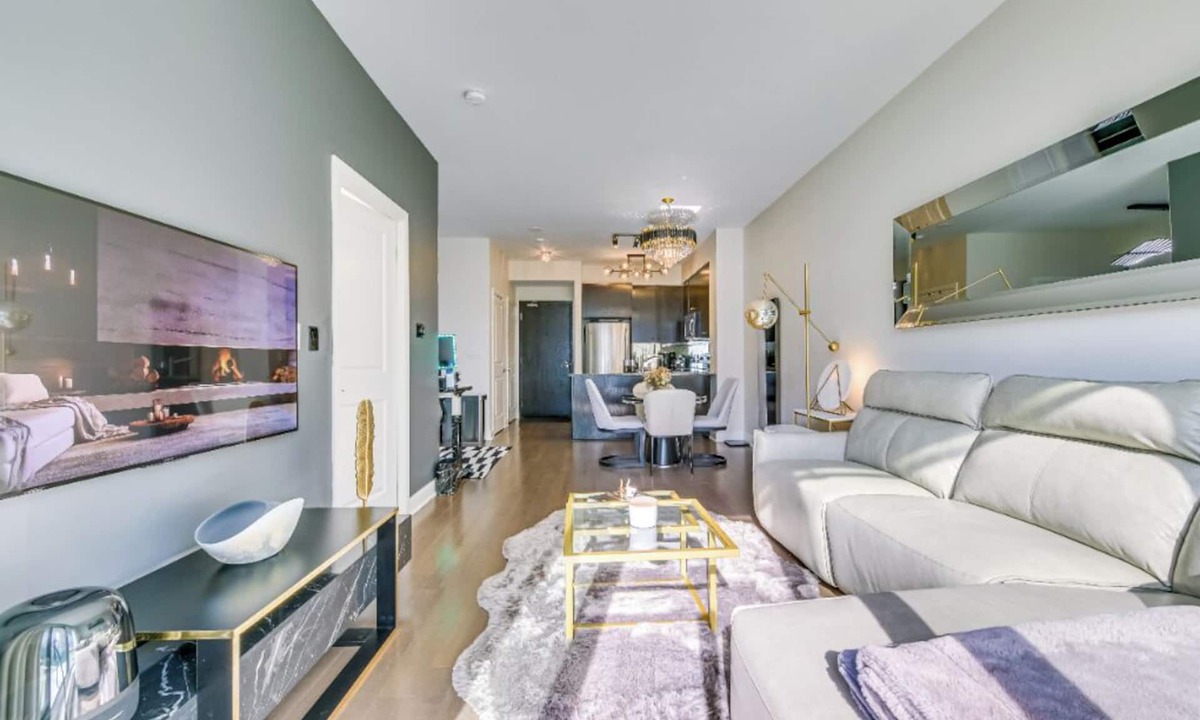 Yorkville Condo | Luxury Yorkville Suite Steps to Designer Shops