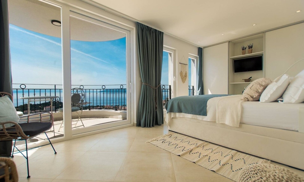 Moca Apartment | LuxuryStudioInVilla Perle II Shared Pool Sea View