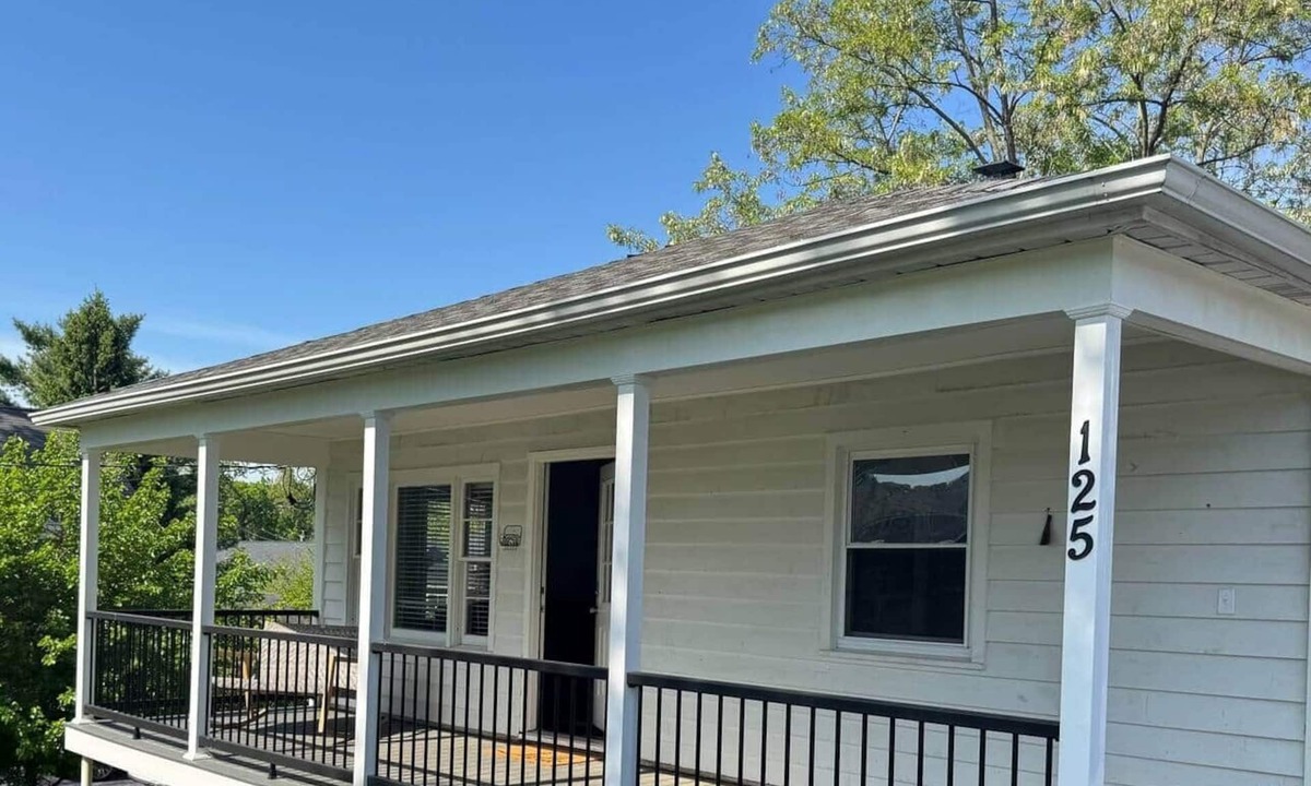 Lewiston House | LVR's - Seventh Street Stay