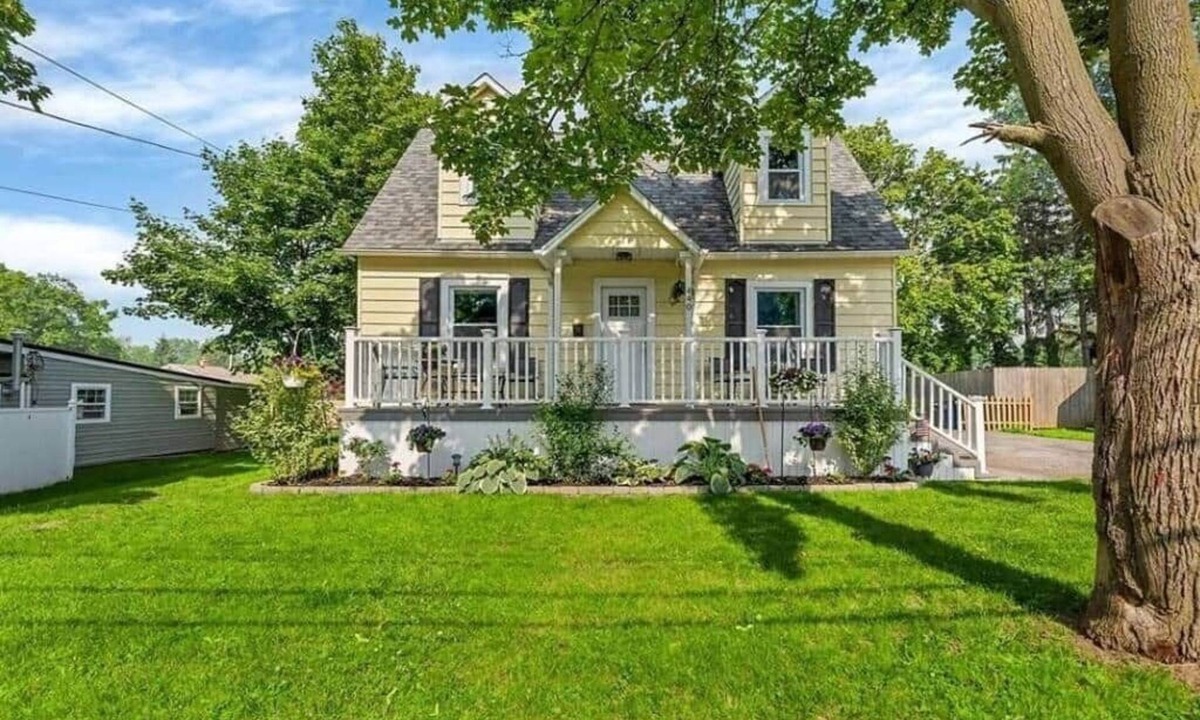 Lewiston House | LVR - The Yellow House on 3rd