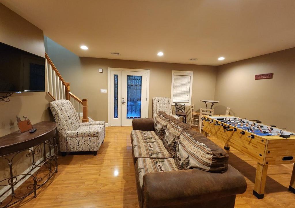 Lake Harmony House | LW255-Single Family Home At Big Boulder Lake & Ski Area-Sleeps 13-Hot Tub & Game Room