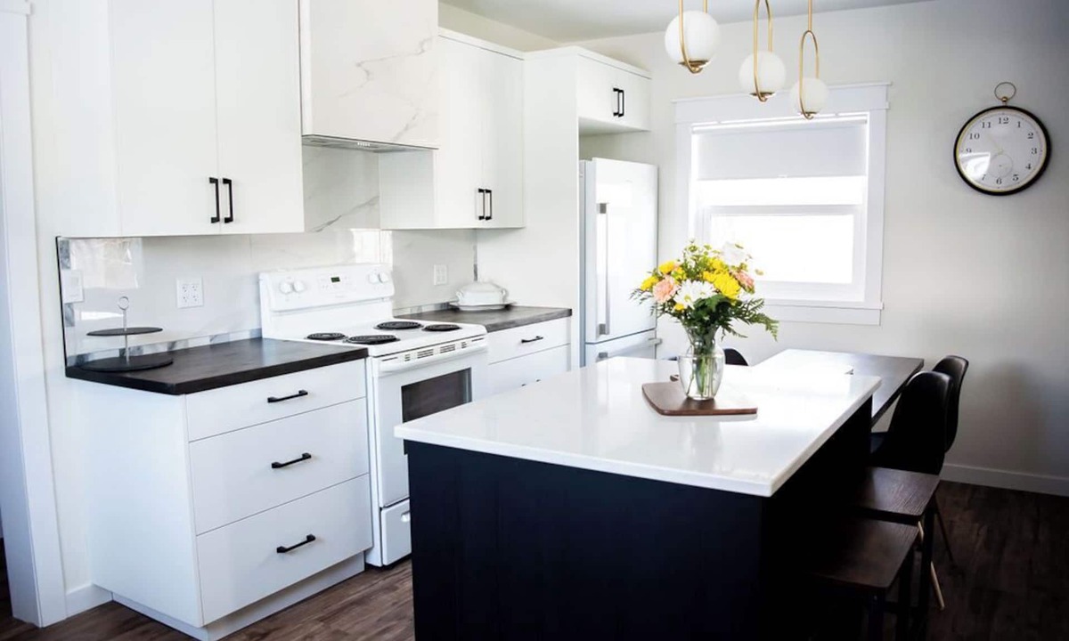 Virden House | Lyons Manor Rest & Relax, Golf Hockey Curl & Shop Newly Renovated CharacterHome