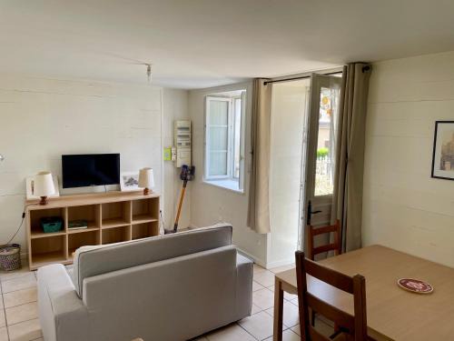 Imphy Apartment | M2 Parking Wifi 1 à 3 pers 1 chambre, 1 lit 1 Canapé lit Réduc Semaine ou Mois, Velo