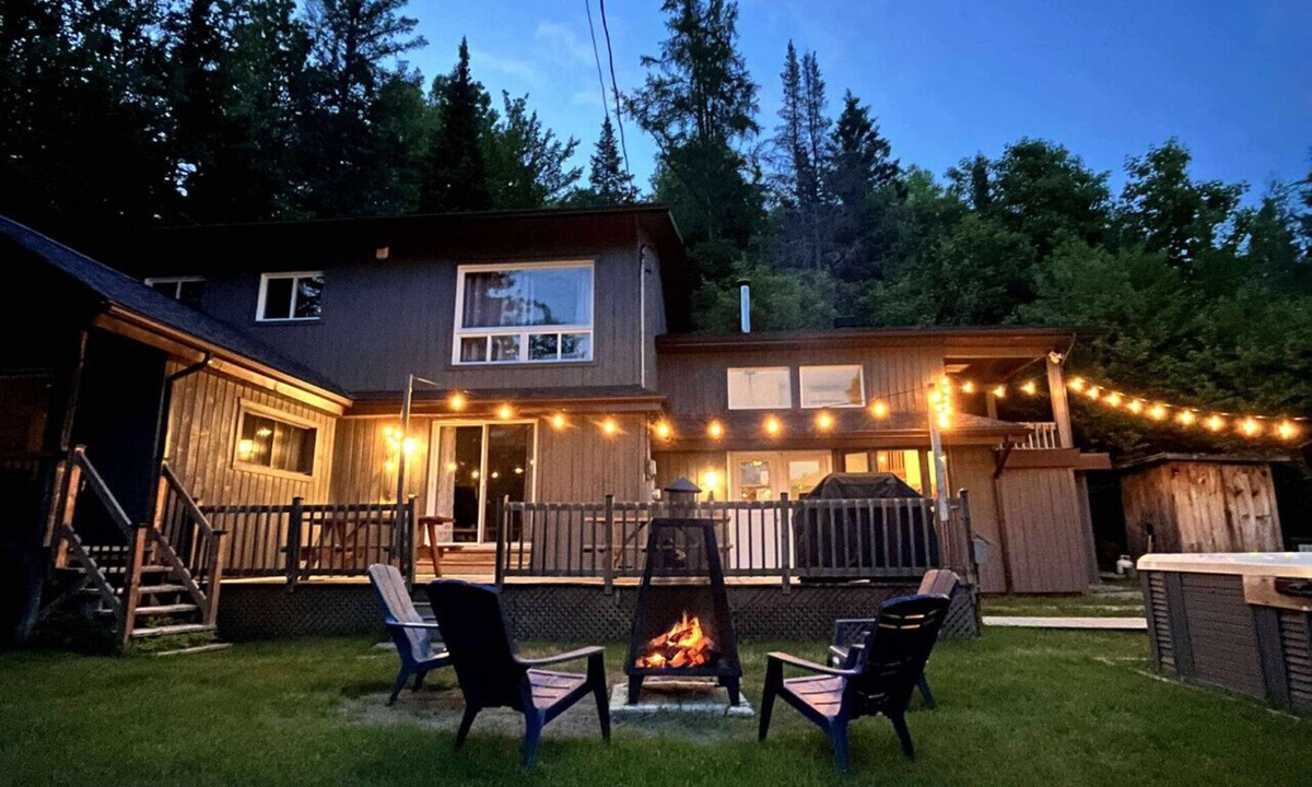 Sainte-Lucie-des-Laurentides House | Maison du lac, 5BR avec plage de sable, SPA et feu