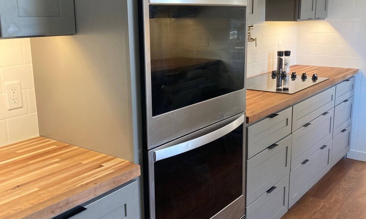 McPherson House | MAC House - Newly Renovated - With Backyard Spa