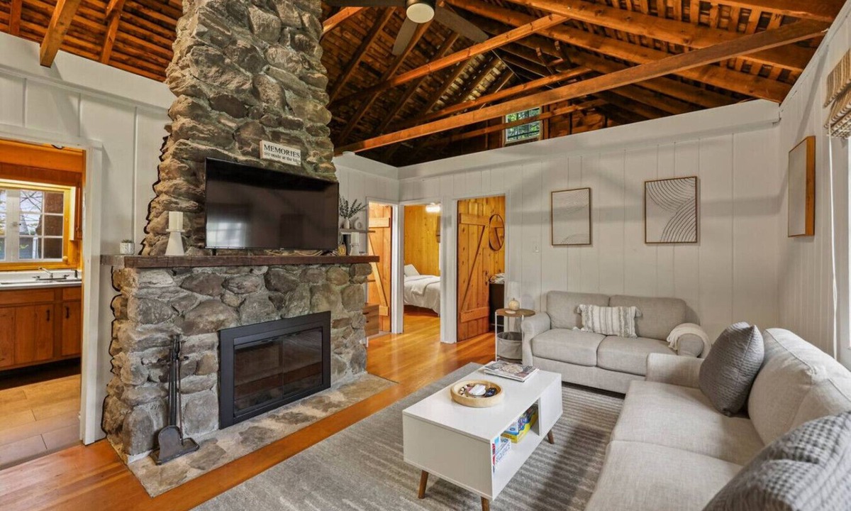 Lenox Dale House | Mac Shores | 5 min to Tanglewood ! Shared Beach