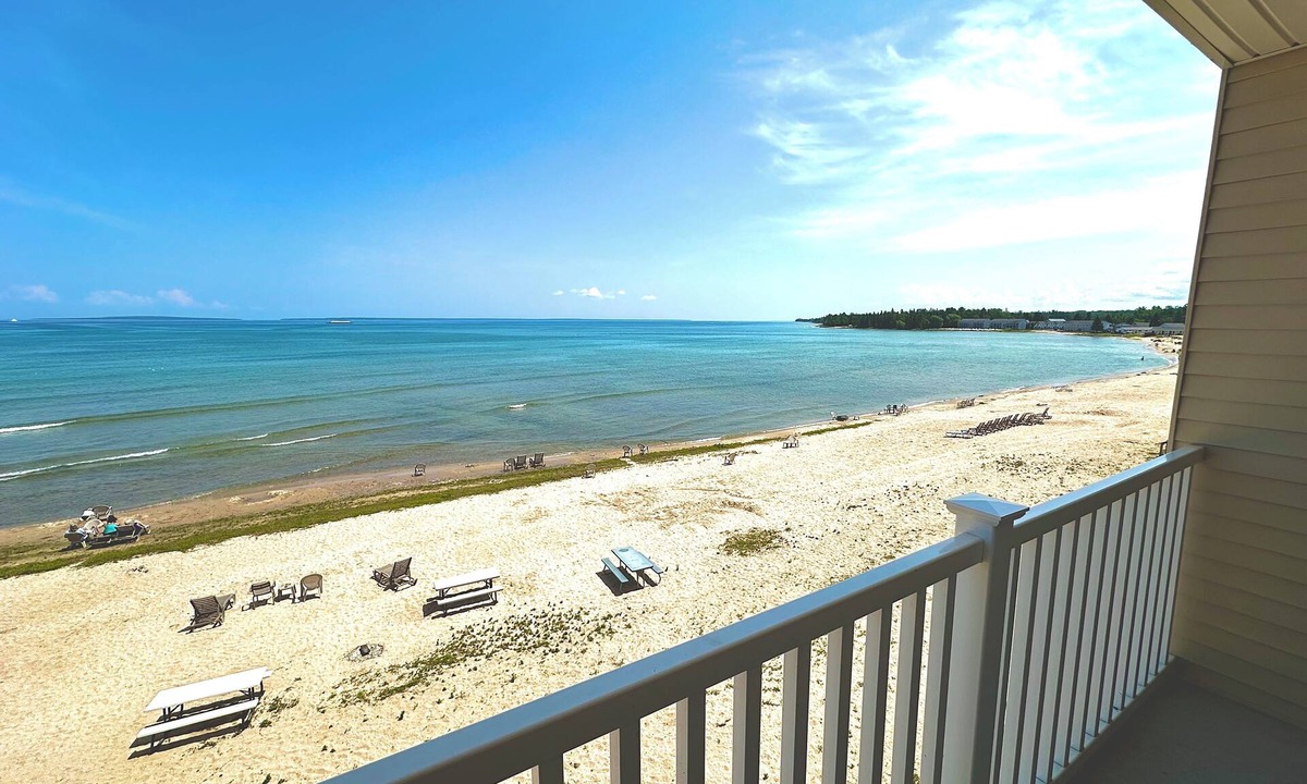 Mackinaw City Hotel | Mackinaw Beach & Bay Inn & Suites