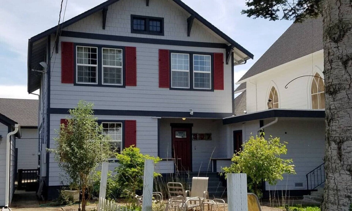 Monroe House | Madison Hill Villa, Downtown Monroe