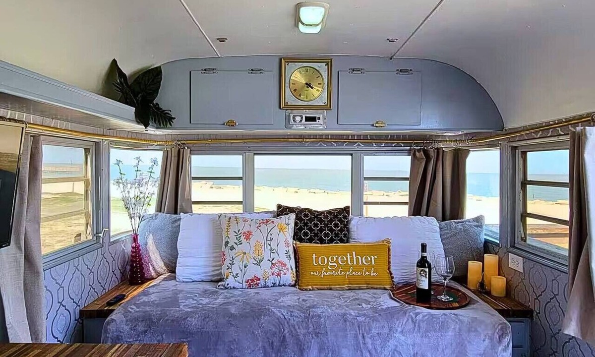 Port Lavaca House | Maggie · Maggie At The Beach - Waterfront Retro Retreat