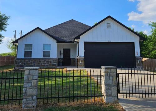 Granbury House | Maggie's Place