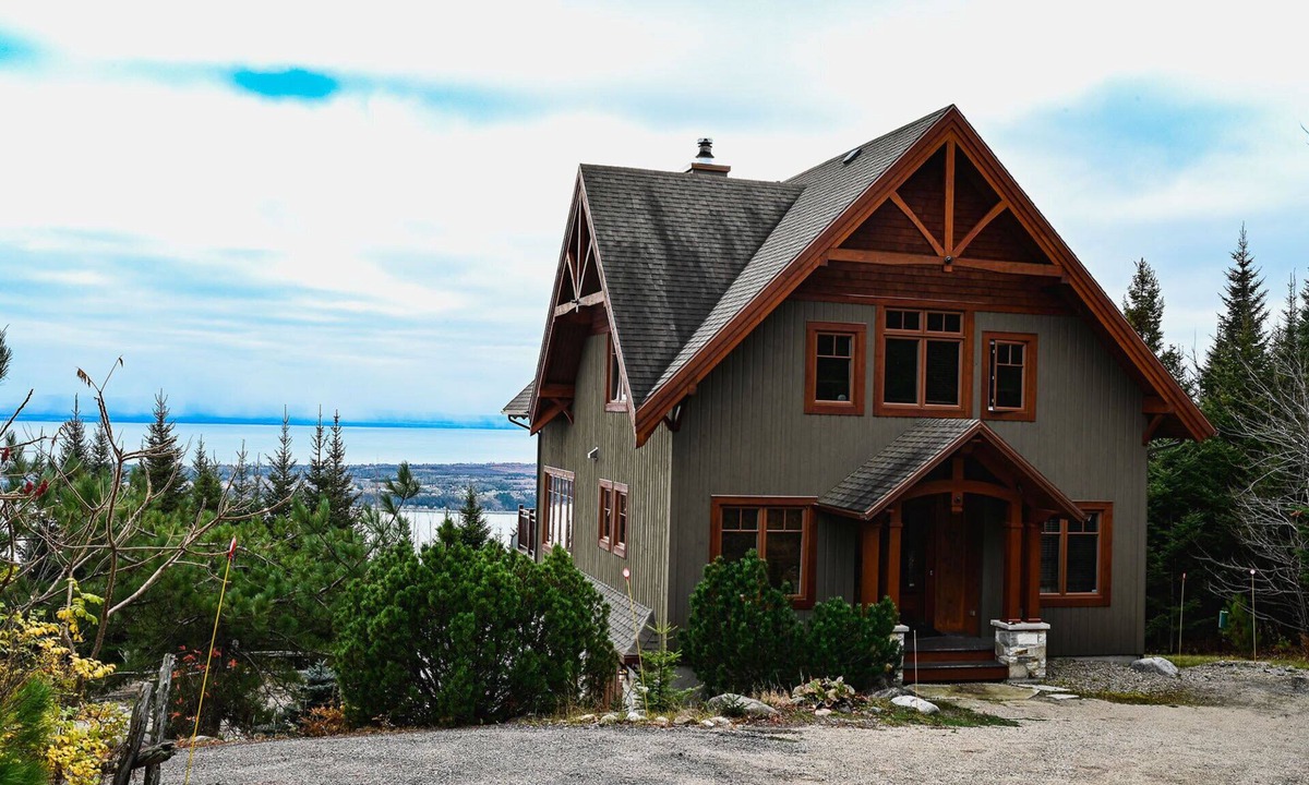 Saint-Joseph-de-la-Rive Ski Chalet | Magic Chalet: Breathtaking River View, Spa in Les Éboulements