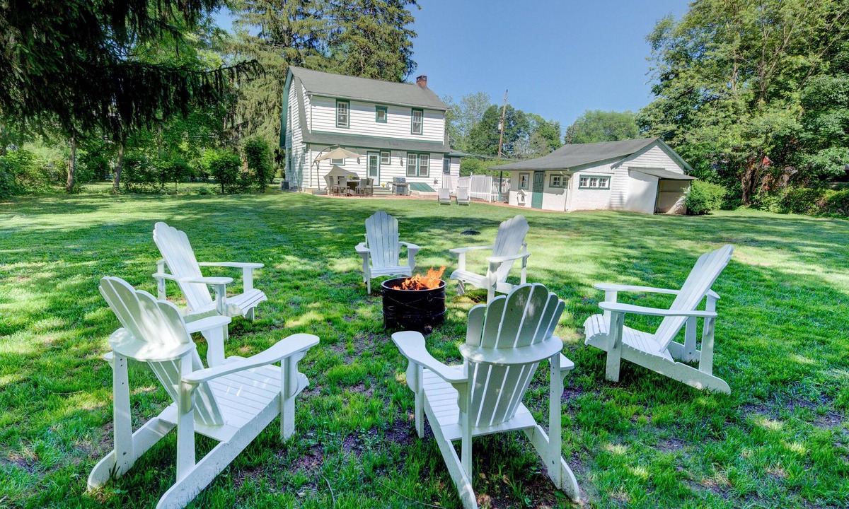 Princeton House | Magic Escape 4 BR Spacious Fully Fenced Backyard with Sauna