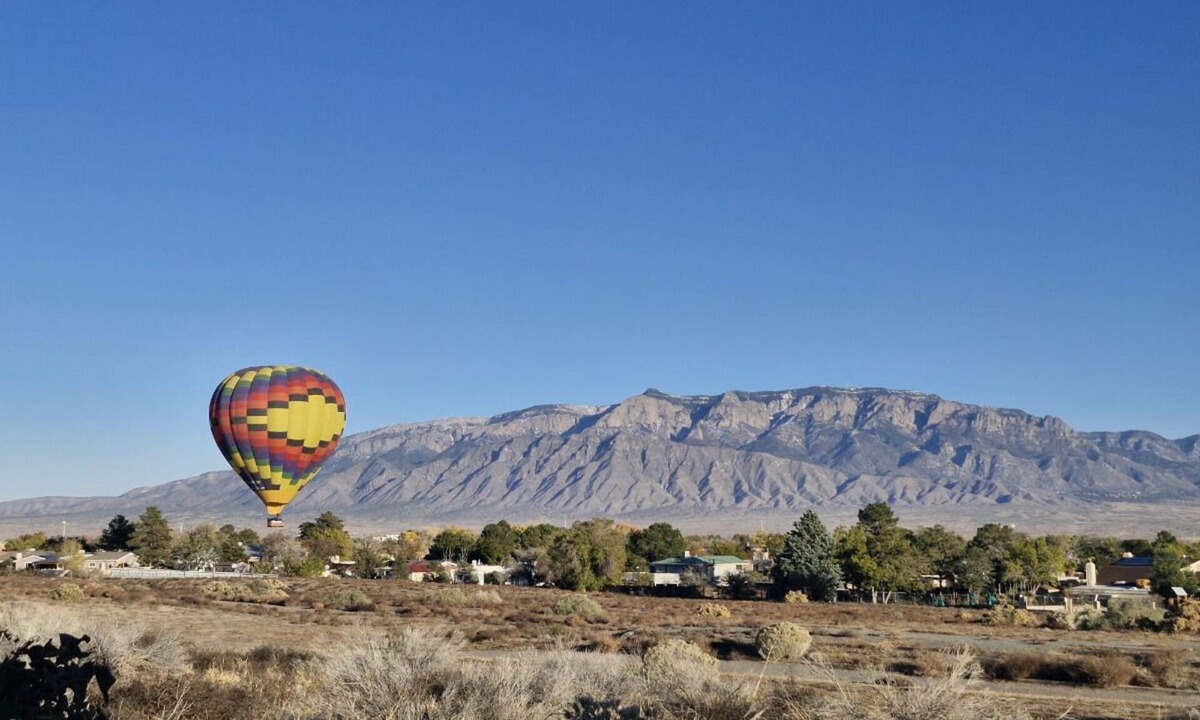 Rio Rancho House | Magic Mountain Hot Air Balloon Sunsets - 3 Bed, 2 Bath - Jacuzzi Tub & Fireplace