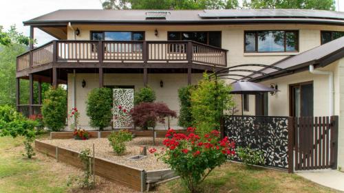 Marysville Apartment | Magic Oak Getaway