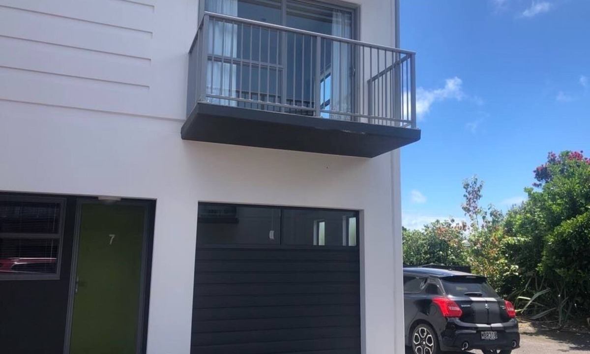 New Plymouth Apartment | Magic on Maratahu. Spacious, Warm & sunny apartment