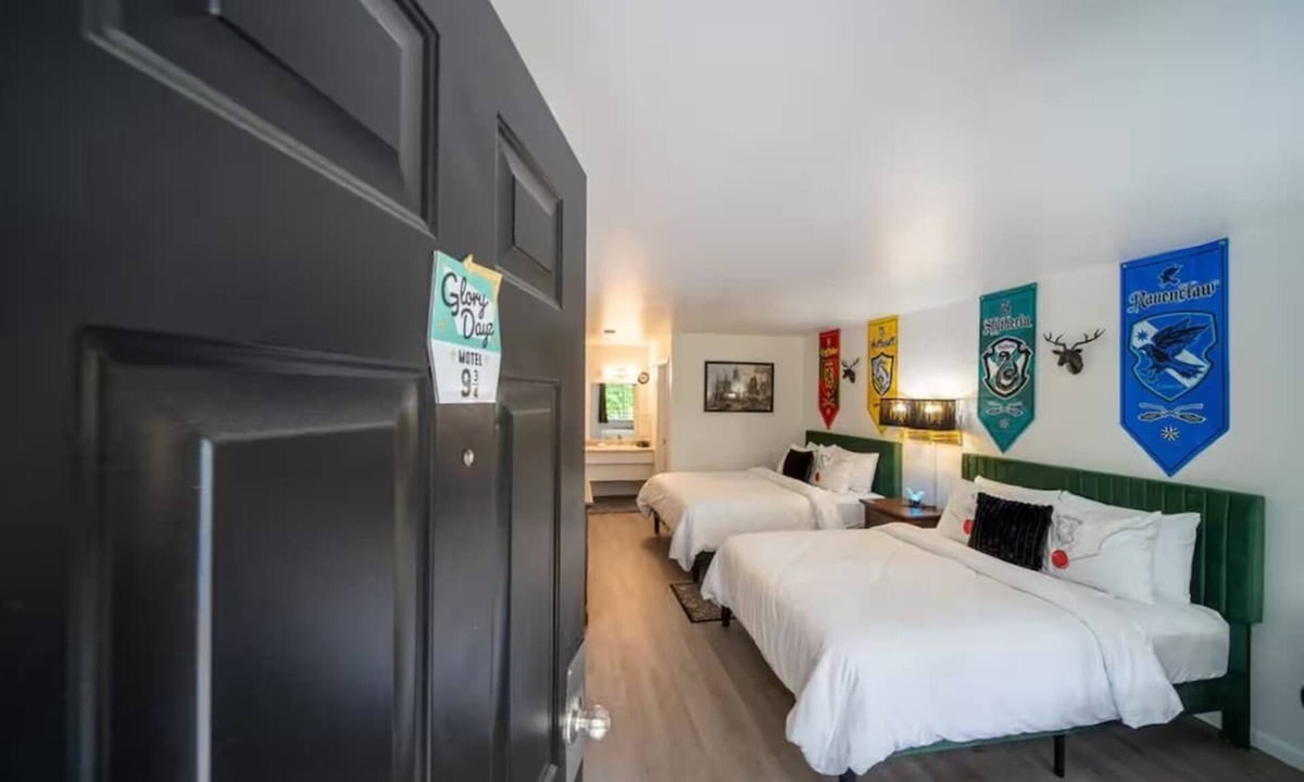 Eureka Springs Historic District Hotel | Magic Room, #9 3/4 at Glory Dayz!