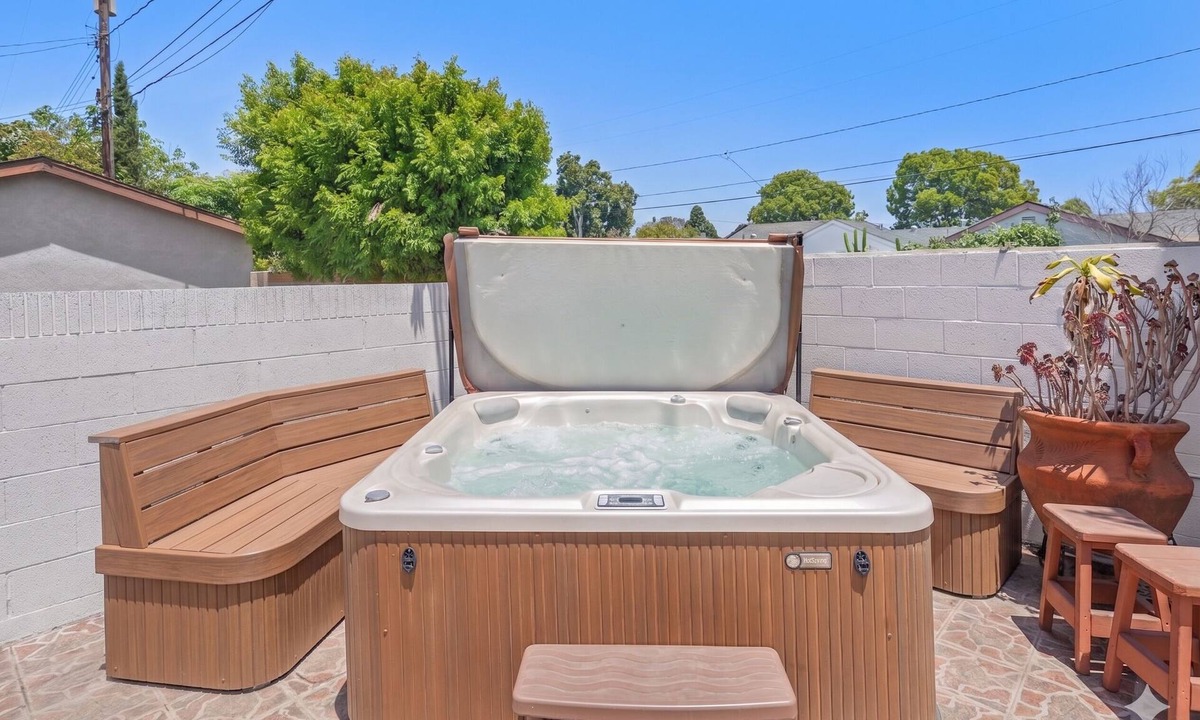 Norwalk House | Magical 5BR Family Paradise - Jacuzzi | Sleeps 16+