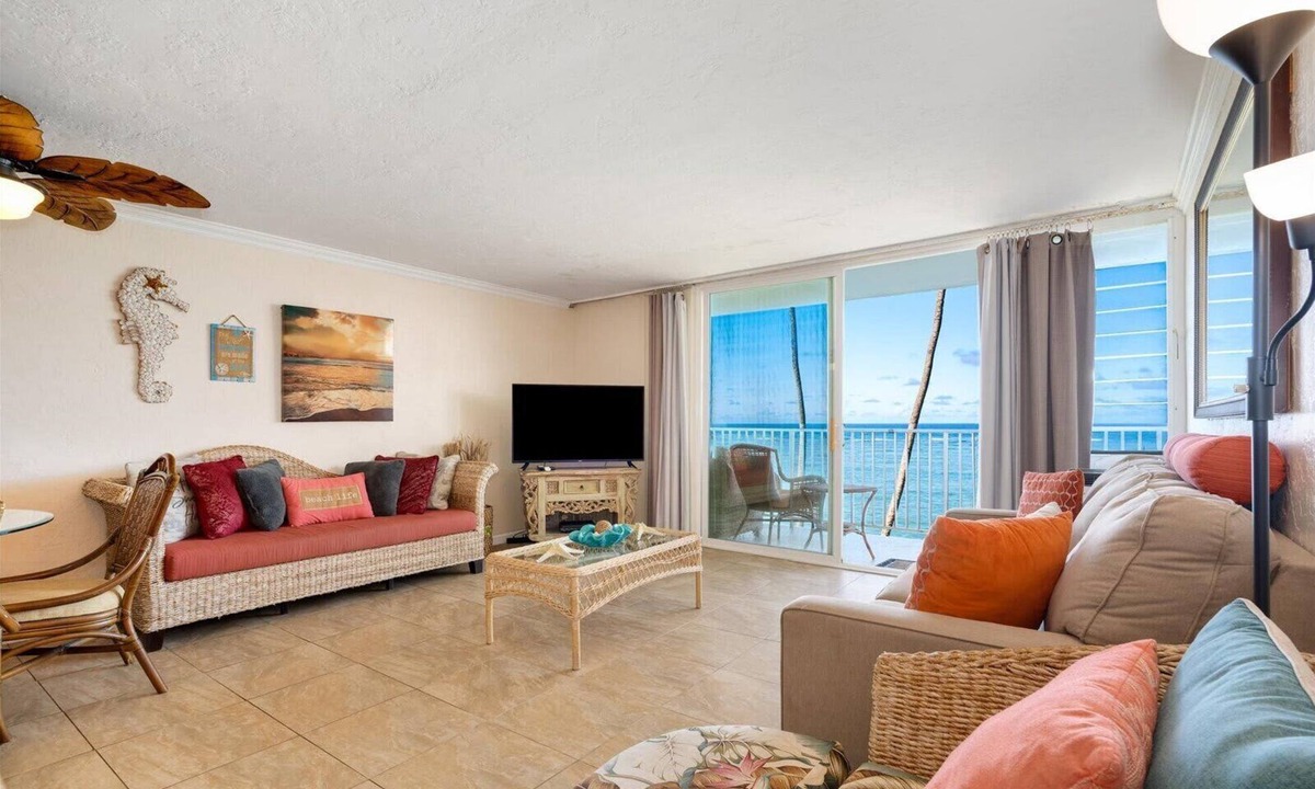 Punaluu Condo | Magical Beachfront Condo