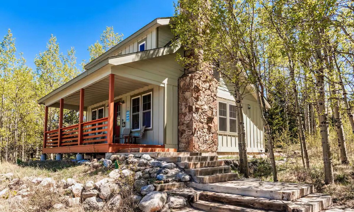Warm Springs House | Magical Cabin Getaway at Moose Crossing