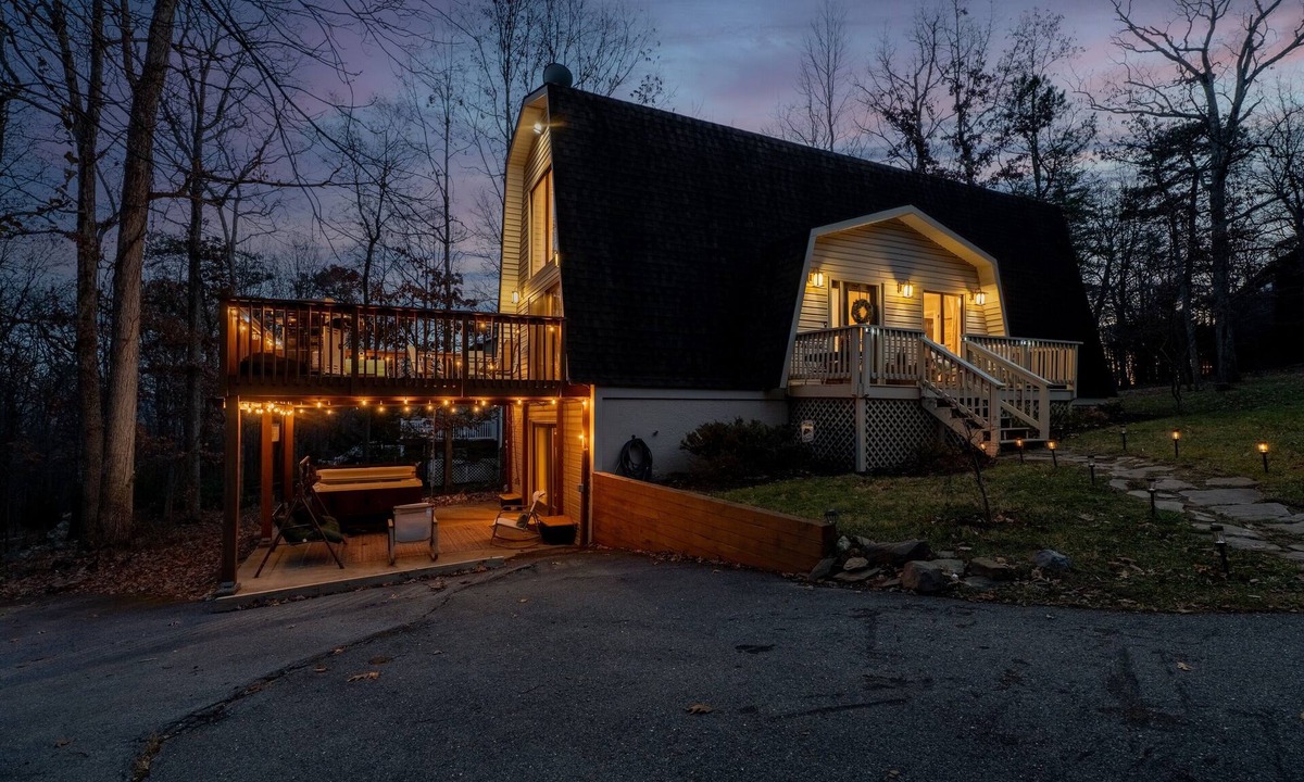 Massanutten Cabin | Magical Harry Potter Cupboard ~ Hot Tub ~ Game Room ~ Sleeps 12