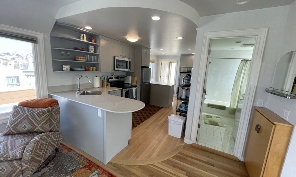 Marina District Apartment | Magical Penthouse Hideaway + Deck = 360' Views!