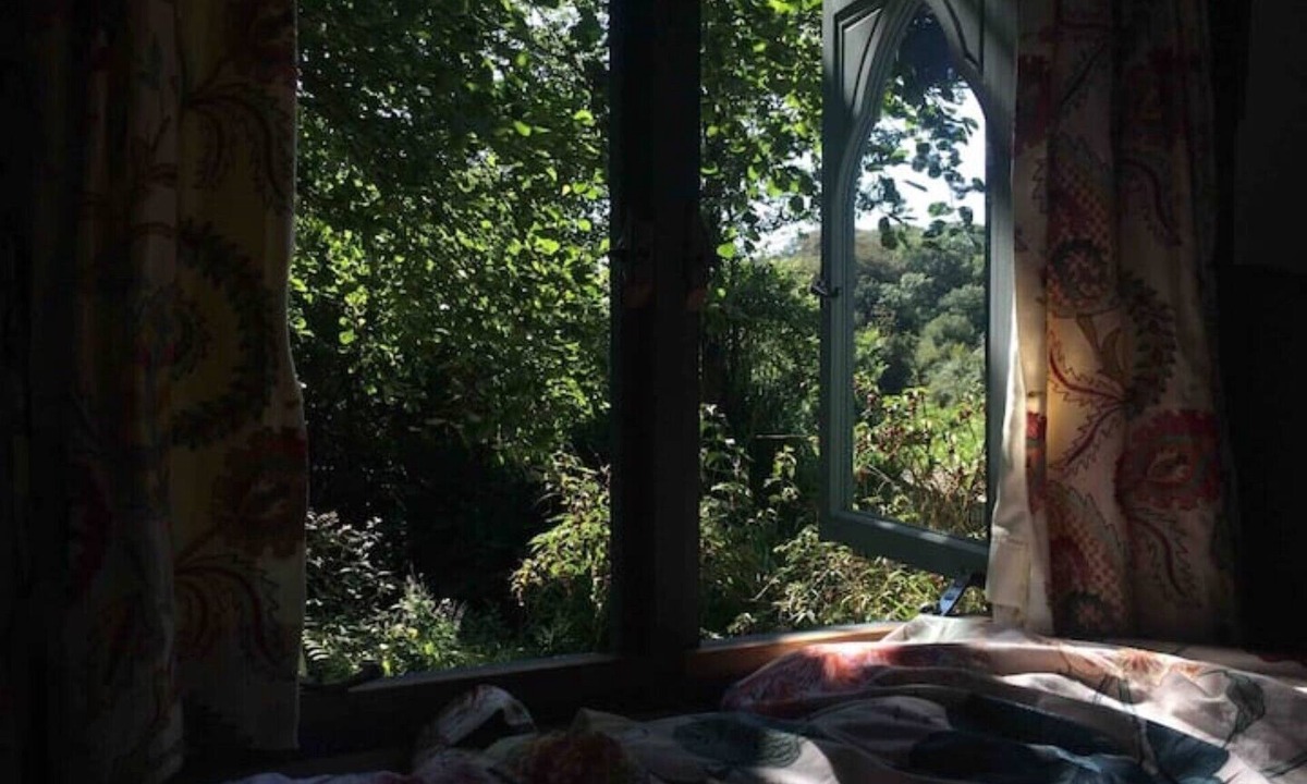 Bude Cabin | Magical Tabernacle In a Beautiful Setting Hot Tub