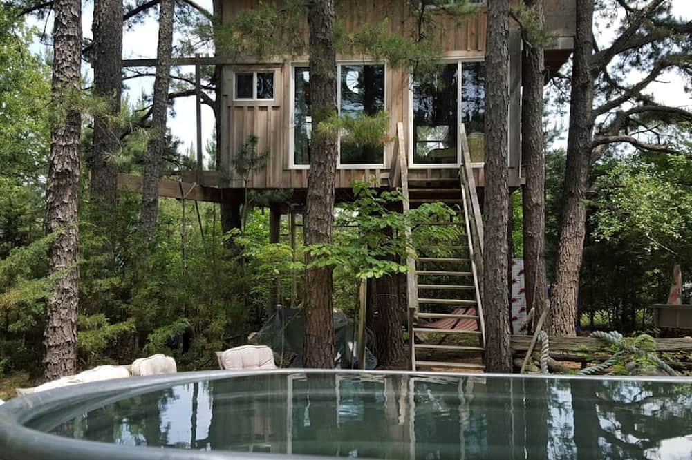 Grubville House | Magical Tree House Rental Nestled in the Woods on Farm Retreat near St. Louis, Missouri