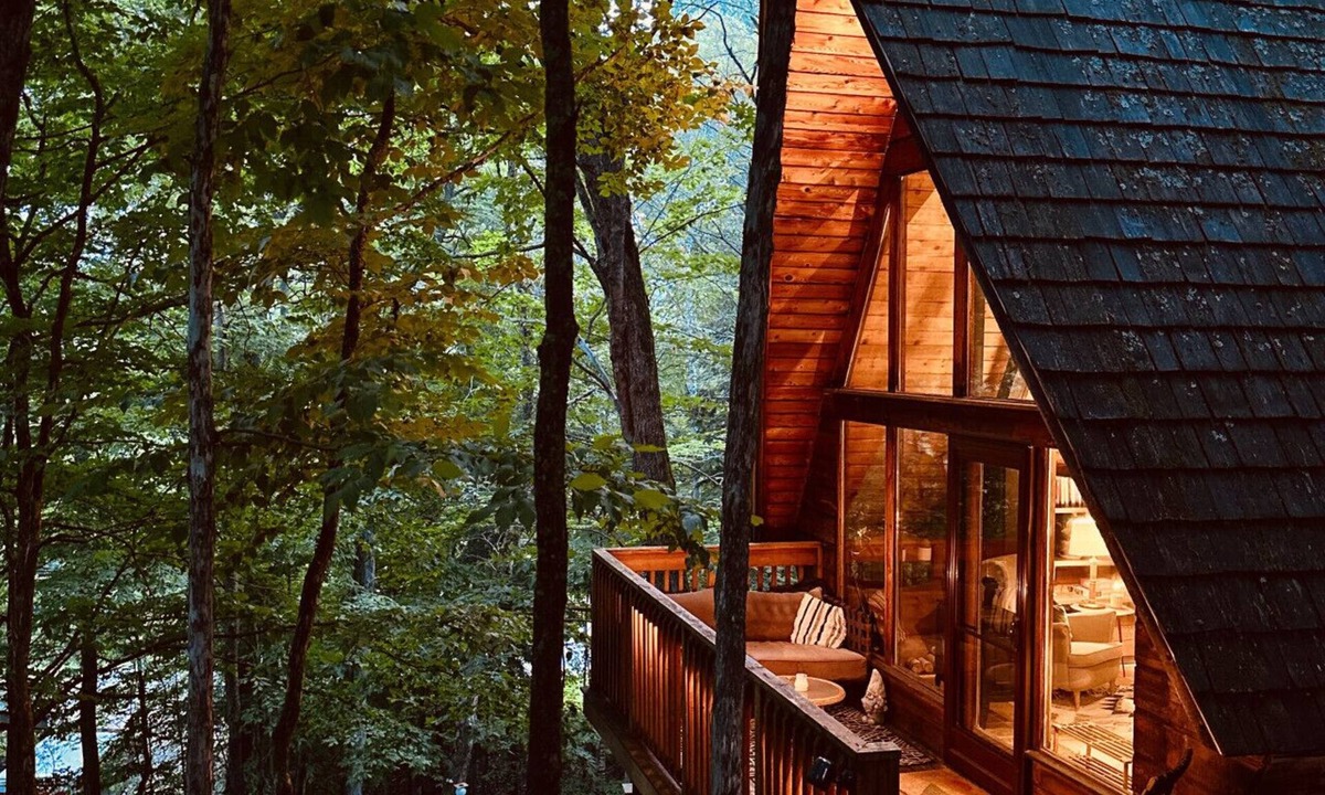 Huntsville Cabin | Magical TreeHouse I Hot Tub, Fireplace, Pets OK