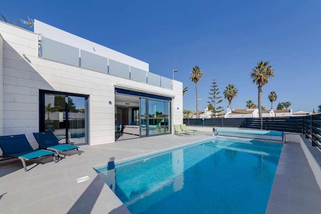 Santiago de la Ribera Villa | Magnífica villa con piscina climatizada