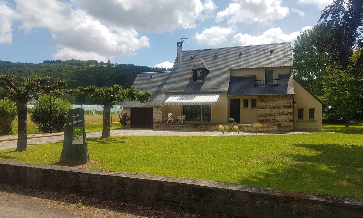 Allassac House | Magnificent gite les Periéres: comfortable gite with jacuzzi, air conditioning, .