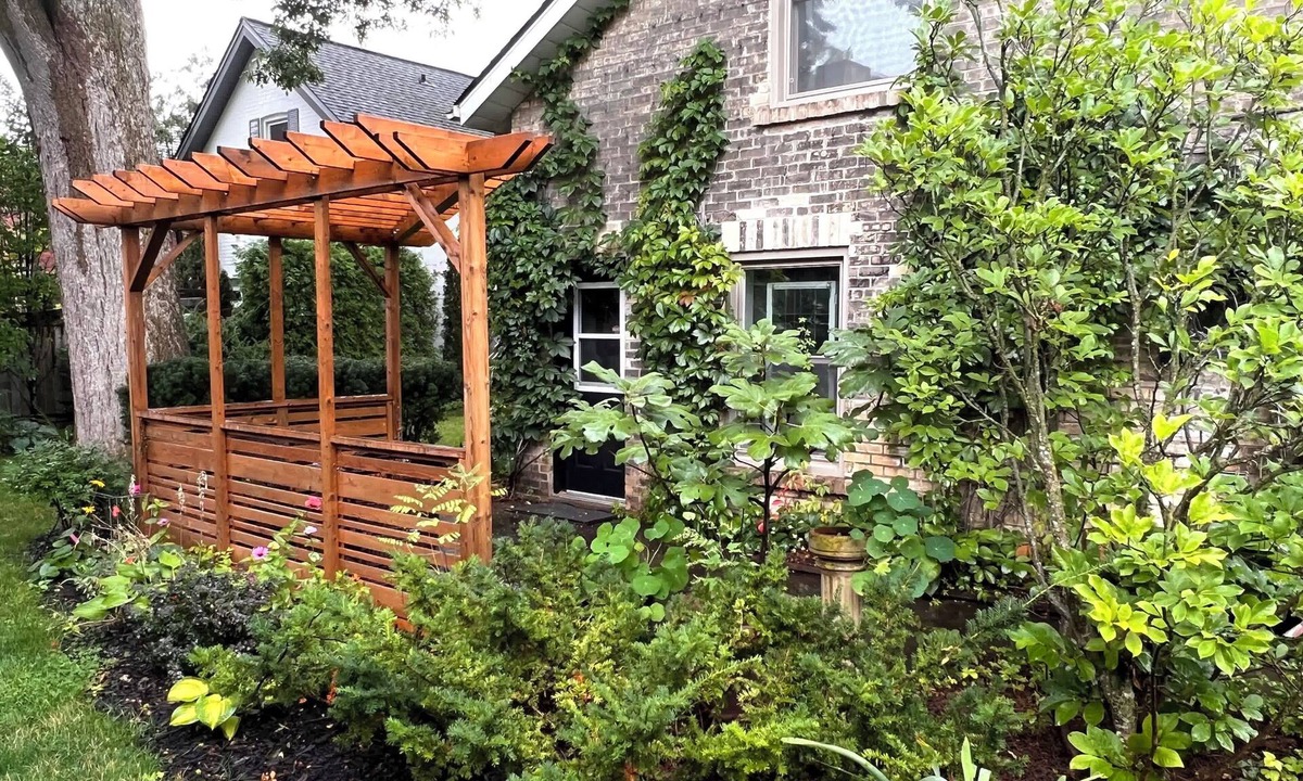 Guelph House | Magnificent 1867 Coach House, private patio, 2 minute walk to downtown