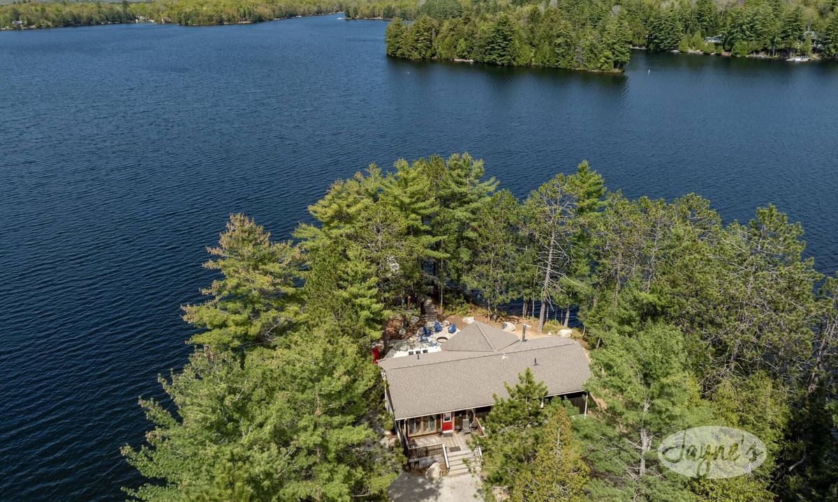 Algonquin Highlands Cottage | Magnificent 4 bedroom, 2 bath cottage, panoramic view of Kawagama Lake! 2 acres!