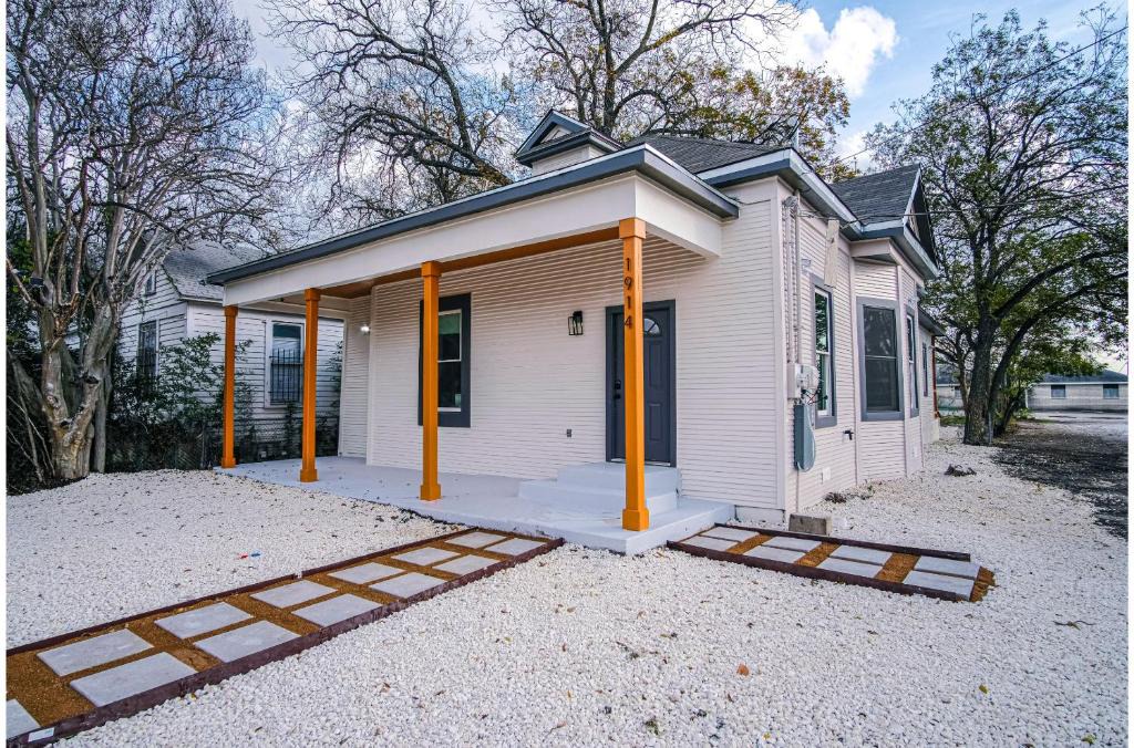 Eastside Promise Neighborhood House | Magnificent 4BR Near Famous Riverwalk and Downtown